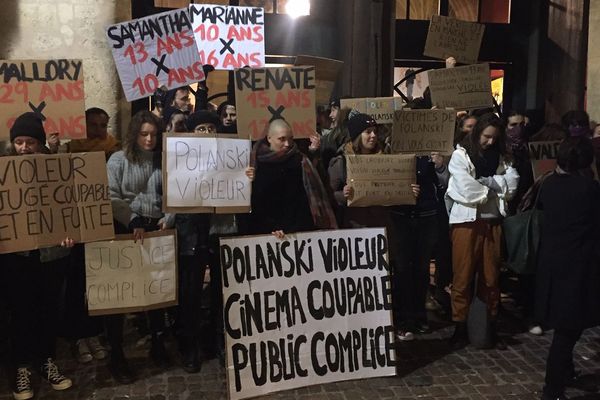 Manifestation de Collages Féminicides Bordeaux, devant l'Utopia.