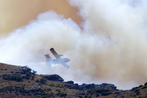 Deux Pélicans sont mobilisés pour lutter contre les flammes.