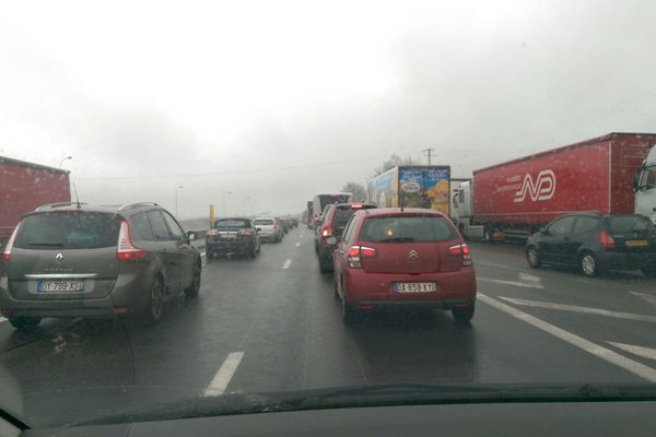 20 kilomètres de bouchon sont signalés en ce début d'après-midi, sur l'A10 au nord de Tours.