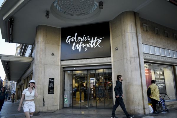 Le tribunal de Bordeaux examine ce mercredi 21 février le plan de sauvegarde des 26 magasins franchisés Galeries Lafayette, dont ceux de Cannes et de Toulon.