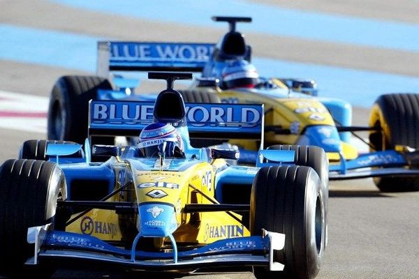 Régulièrement, le Castellet accueille des essais de Formule 1 comme ici en 2003 les Renault de Jarno Trulli et Fernando Alonso