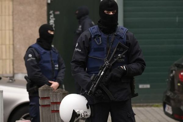  Un policier belge lors d'une opération dans la commune de Molenbeek le 18 novembre 2015.