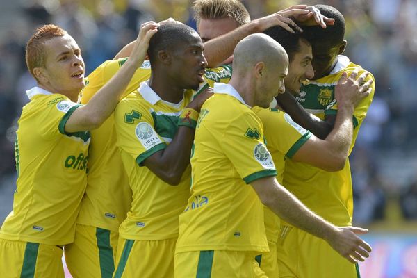  Buts de Y. Eudeline (31e) et de Y. Lee (90e). Une victoire qui permet à Nantes de s'emparer de la tête du championnat. 