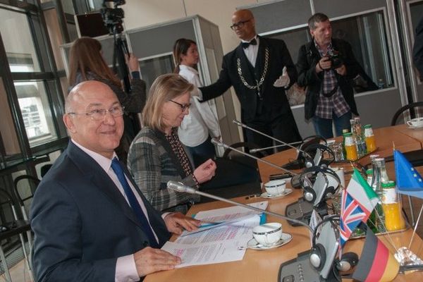 Michel Sapin le 28 avril 2014 à Paris avec les ministres des Finances du G5 (France, Allemagne, Espagne, Italie, Royaume-Uni) lors d'une réunion qui visait à mieux coordonner la lutte contre la fraude fiscale