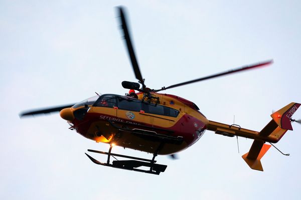 Un accident s’est produit vers 11 heures ce samedi matin dans le sens Bourg-Dijon, dans le secteur de Dole. Une fille de 16 ans a été éjectée du véhicule où elle se trouvait.