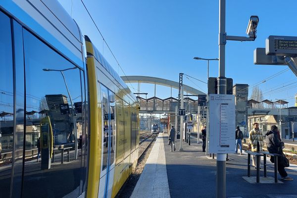 Des usagers sur le quai du T12 à Massy.