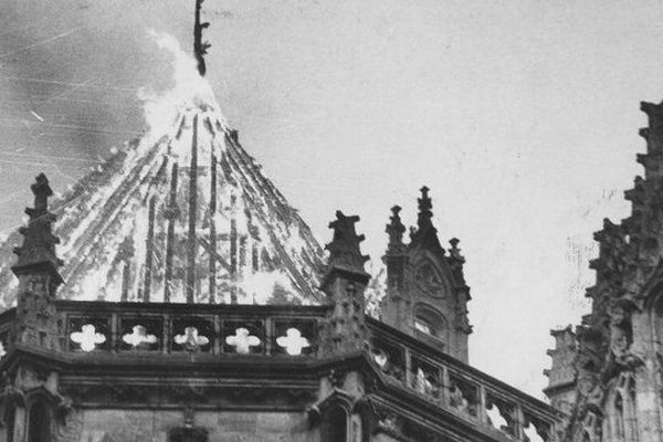 En janvier 1972 la toiture de la cathédrale de Nantes s'embrasait dans des conditions accidentelles, le 15 juin 2015, celle de la basilique Saint-Donatien s'embrase dans des conditions similaires, des travaux de réfection de toiture