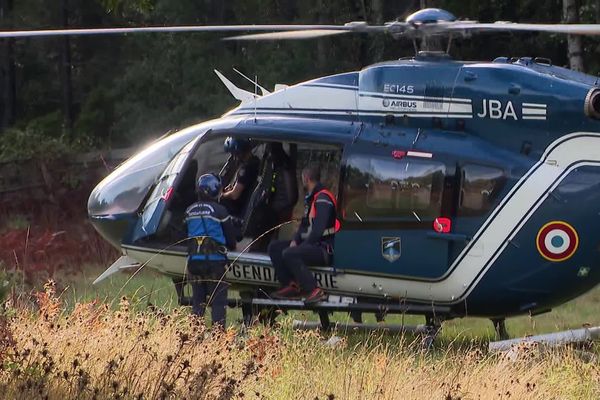 l'hélicoptère de la gendarmerie nationale survole la région, à la faveur d'une météo plus clémente.