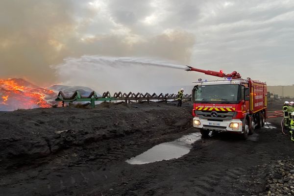 Plusieurs tonnes de copeaux de bois ont pris feu à Fos-sur-Mer.