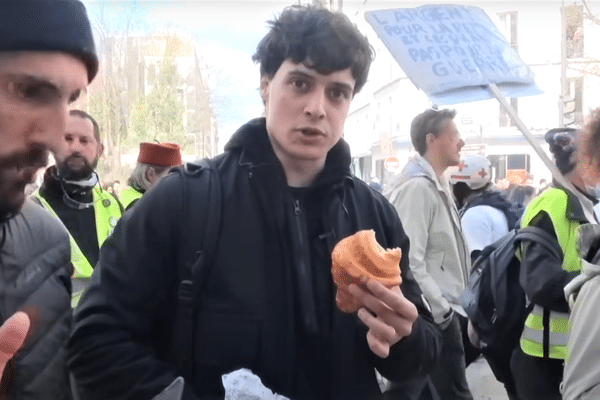 Luis dans sa quête du meilleur croissant au milieu des manifestants