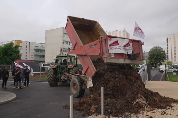 Les syndicats d'agriculteurs déversent du lisier devant la Direction départementale des territoires de Moselle, jeudi 20 juin 2024.