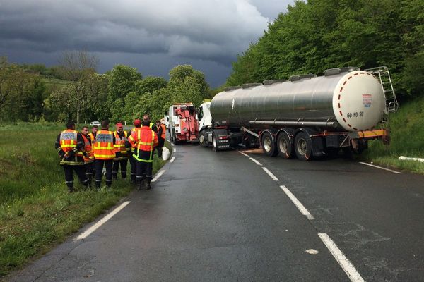 L'accident a engagé un camion citerne vers 13 h. Les  pompiers sont encore sur place à 17 h. 