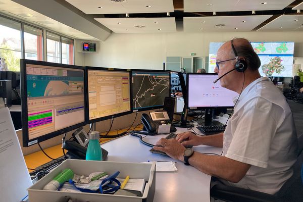 Il n'y a plus assez de médecins généralistes pour réguler quotidiennement les appels au centre 15 de Haute-Savoie. Les assistants de régulation médicale dénoncent une situation catastrophique.