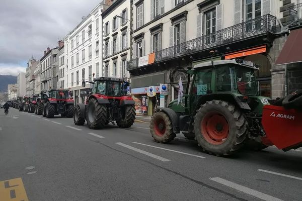 Une file de tracteurs s'est formée rue Blatin à Clermont-Ferrand