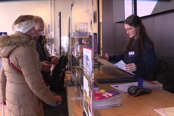 Les premiers visiteurs arrivent à Lyon pour la Fête des Lumières, un événement économique important pour la ville.