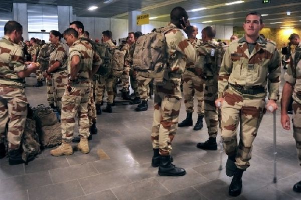 Les parachutistes de Pamiers et de Tarbes à l'aéroport de Blagnac.