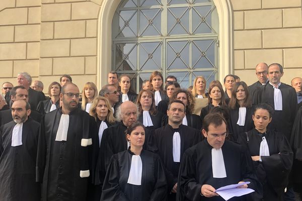 Les avocats du barreau d'Ajaccio étaient mobilisés ce mercredi 12 décembre à 11 heures devant le tribunal d'instance de la ville