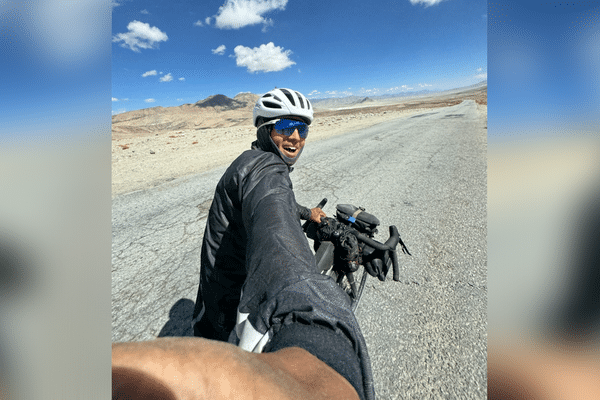 Jean Rouaux, ici sur le plateau du Pamir (Tadjikistan) à 4 200 mètres d'altitude, a effectué 11 000 km à vélo entre la France et le Népal pour gravir l'Ama Dablam.