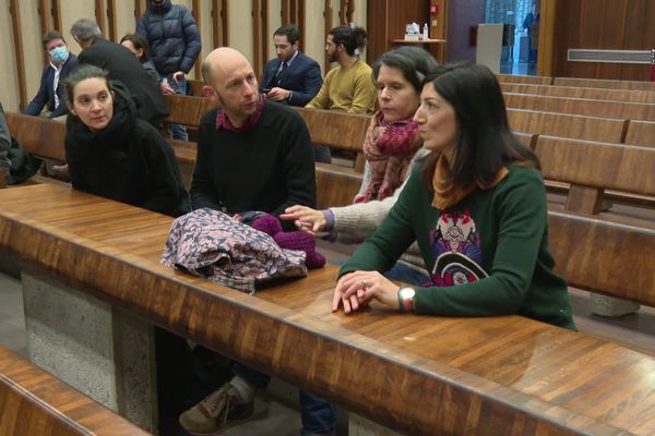 Des parents d'élèves de l'école Michel Servet faisant partie du collectif qui a déposé un recourt contre l'Etat, la Métropole et la ville de Lyon (Rhône) le 3 mars 2023.