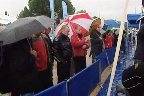 Le Vigan (Hérault) - les spectateurs près des stands sous la pluie - 26 octobre 2012.