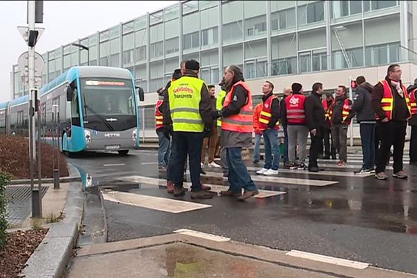 Les conducteurs ont bloqué la sortie des bus au dépôt de Woippy. 