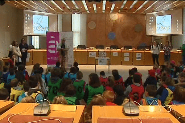 Les enfants dans l’hémicycle du Conseil Départemental de l'Ardèche