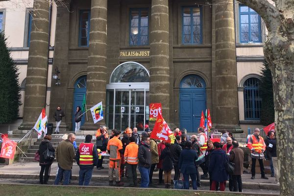 Mardi 18 décembre, à 14h, devait s'ouvrir au tribunal correctionnel du Puy-en-Velay, en Haute-Loire, le procès d'un stagiaire bûcheron. Les organisations syndicales étaient en place dès mardi matin.