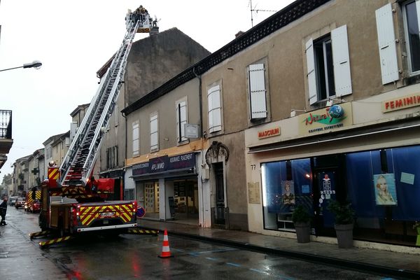 Au Teil, après le tremblement de terre, les opérations de sécurisation des toits de commerces et habitations par les sapeurs-pompiers se poursuivent le 14 novembre 2019