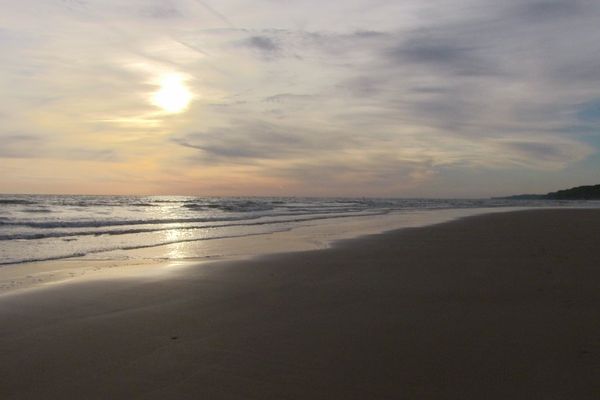 Quelques nuages au lever du soleil, ce lundi sur les plages d'Omaha Beach, dans le Calvados.