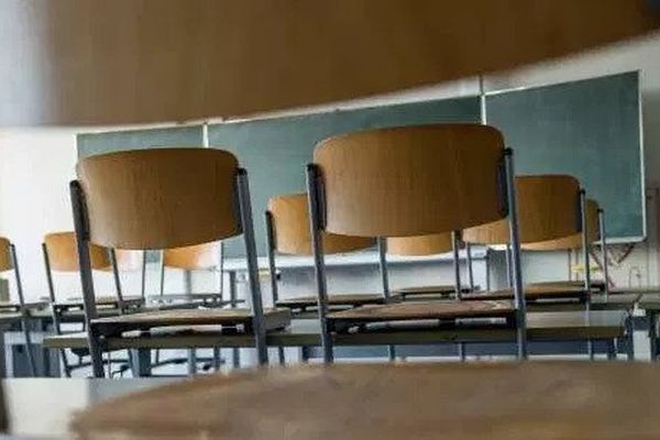 Une classe fermée dans une école. (JENS SCHLUETER/AFP)