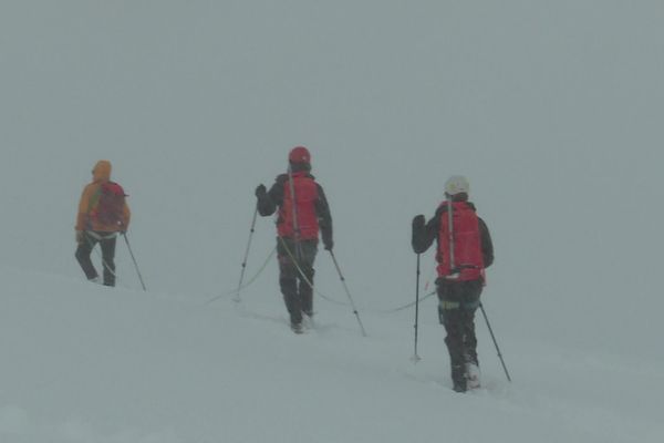 Avec cette cordée, les athlètes souhaitaient sensibiliser le public aux conséquences du réchauffement climatique.