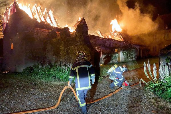 Pas moins d'une quarantaine de pompiers de sept casernes du Lot ont été mobilisés dans la nuit du 30 juin au Bourg pour que le château de la Rauzé soit épargné. 30 juin 2021.