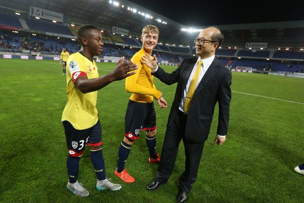 Le président du groupe LEDUS LI WING SANG félicite ses joueurs après la victoire contre Evian 