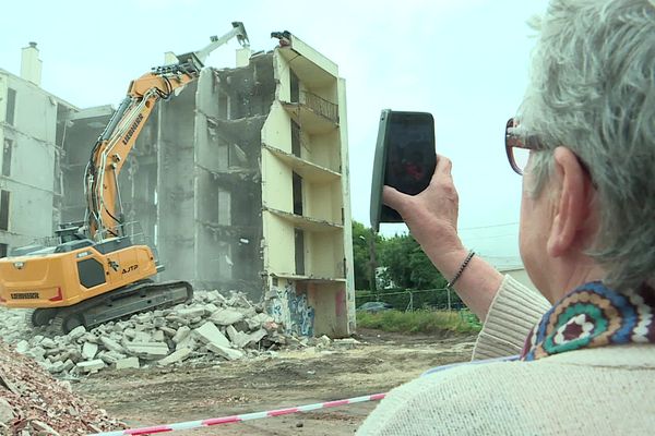 Une habitante du quartier de La Robinière filme la destruction des vieux immeubles
