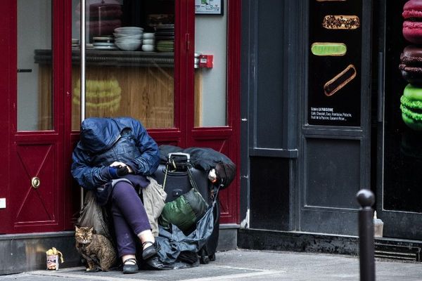 Une femme SDF durant l'épidémie de Covid