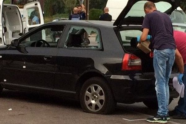 La voiture a essuyé une dizaine de coups de feu. 