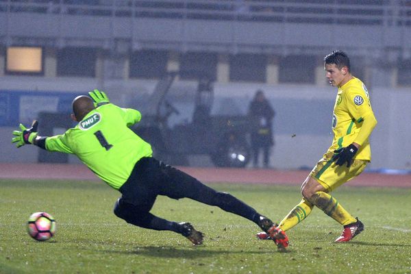 Mariusz Stepinski inscrit le deuxième but en receptionnant un ballon mal dégagé par le défenseur blésien Yikik.