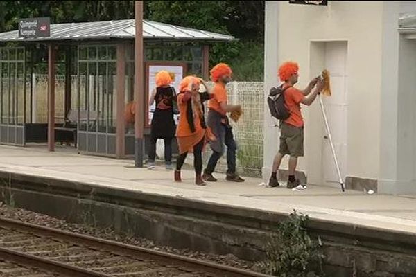 Action du collectif Aïta! pour la langue bretonne en gare de Quimperlé