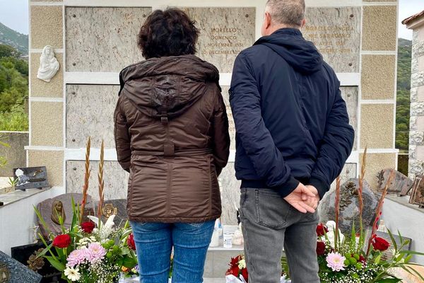 Les Corses sont nombreux à se recueillir sur les tombes de leurs proches à l'approche de la Toussaint.