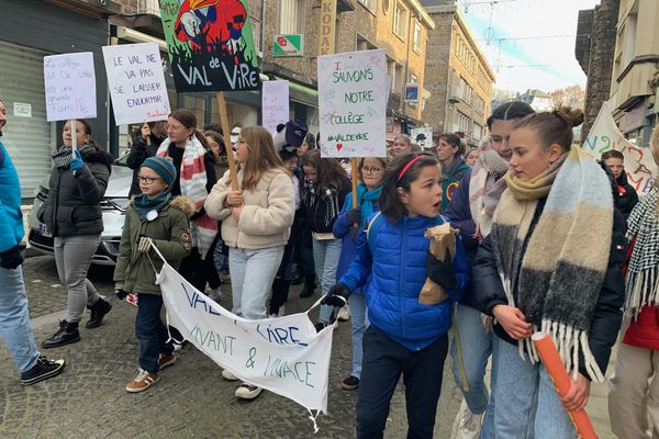 Départ de la manifestation contre la fermeture du collège du Val-de-Vire, samedi 10 décembre, à Vire.