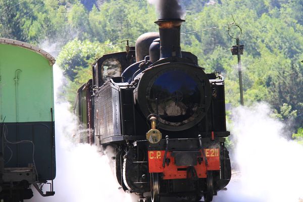 100 ans du chemin de fer de provence (machine a vapeur )