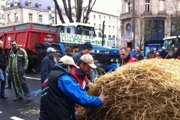 Des agriculteurs mécontents devant la préfecture de Limoges