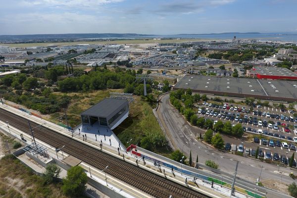 Un transport par câble devrait voir le jour entre la gare de Vitrolles et l'aéroport de Marseille.