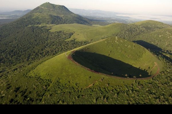 Le week-end prolongé de l’Ascension, du 21 au 24 mai, est l’occasion de profiter de sites en Auvergne à moins de 100 km de chez soi. Voici quatre idées pour redécouvrir les paysages auvergnats. 