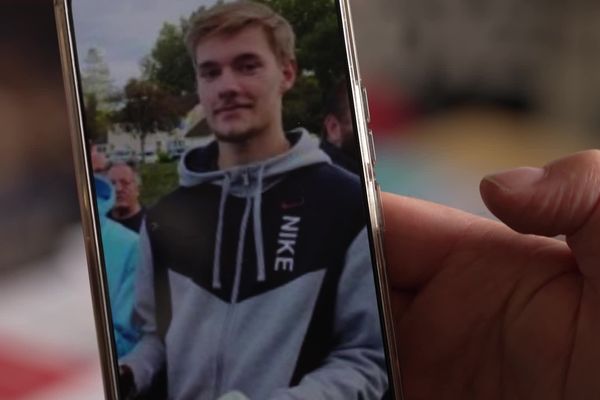 Killian, un jeune homme de 17 ans a été poignardé ce dimanche 29 septembre matin, à la sortie de la boîte de nuit Octavia, à Subles (Calvados), près de Bayeux. Il était champion junior de boxe de Normandie. Un garçon "discret" et "travailleur", selon ses entraîneurs du Boxing club de Saint-Lô.