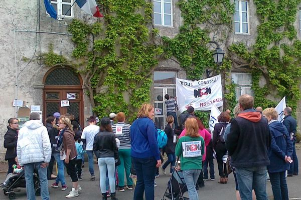 Les manifestants ont défilé entre la place du Drapeau et la mairie à midi. 