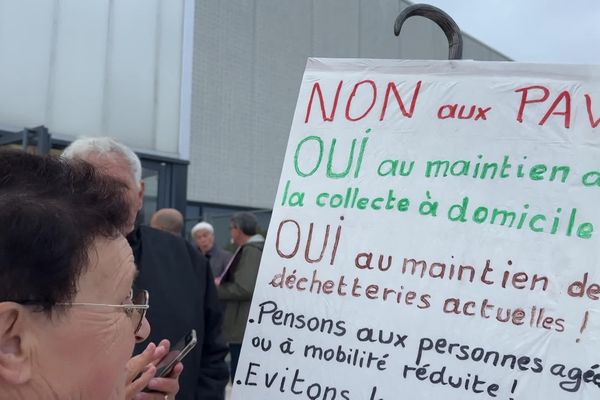 Une vingtaine d'opposants à la fin de la collecte des déchets en porte-à-porte s'est réunie à Monéteau (Yonne), jeudi 3 octobre.