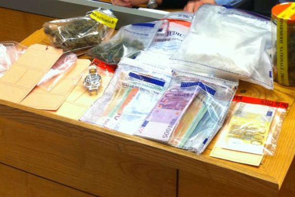 Saisie de plus d'1 kg de cocaïne et 12 000 euros en liquide.