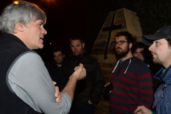 Stéphane Le Foll discute avec les agriculteurs qui se sont rendus chez lui au Mans