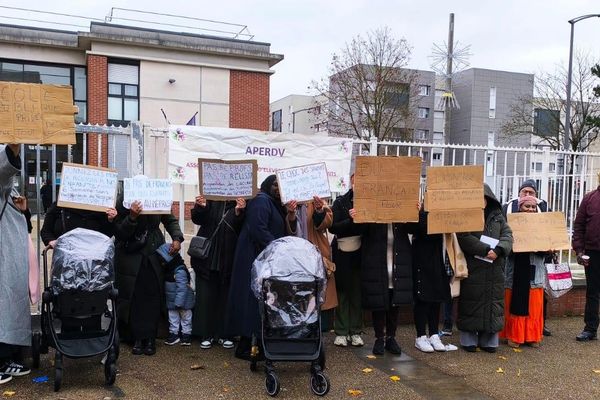 Des parents d'élèves se sont réunis devant le collège Victor Hugo à Aulnay-sous-Bois, ce lundi 18 novembre.